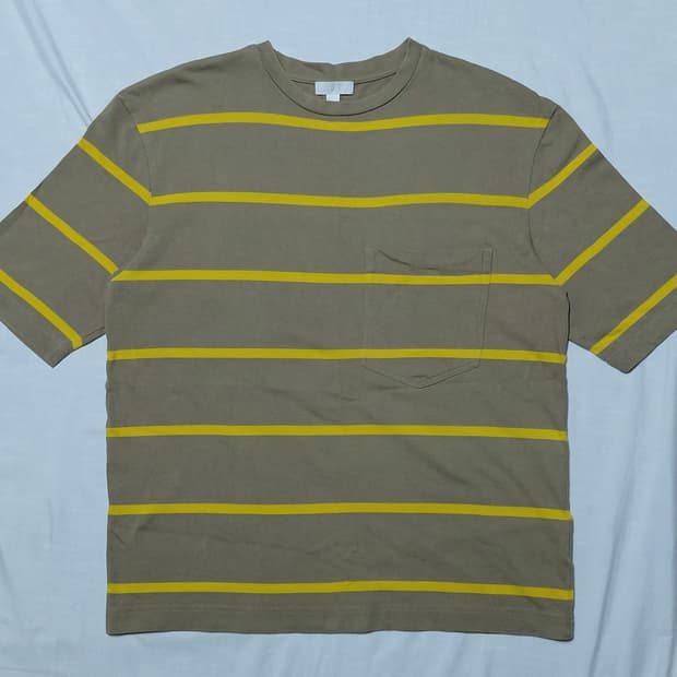 [L] COS 코스 스트라이프 포켓 티셔츠 (카키브라운/옐로우)