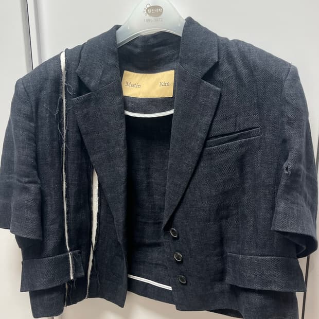 디테일 컷 크롭 반팔 자켓 네이비