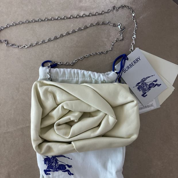 (새상품)버버리 로즈 레더 체인 크로스백