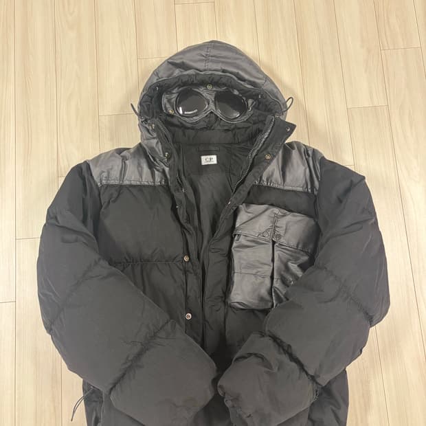 C.P. 컴퍼니 에코 크롬-R 믹스드 고글 다운 자켓 블랙-24FM