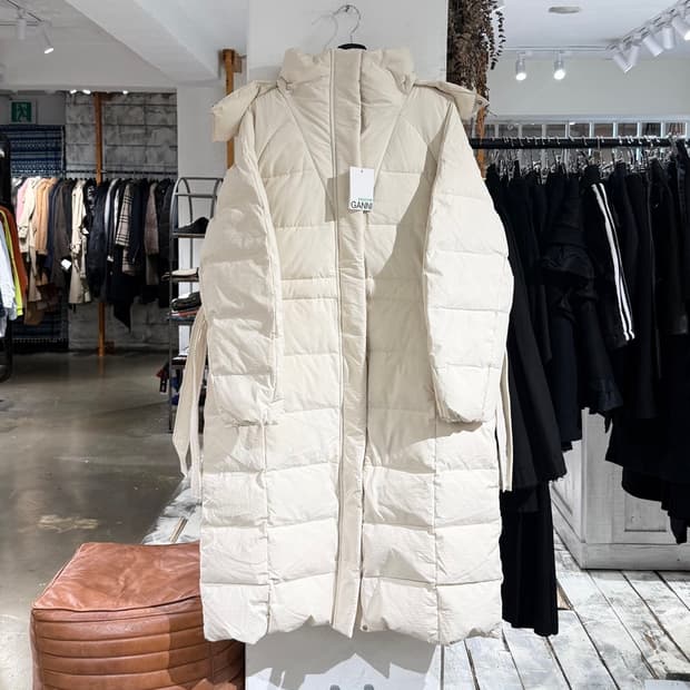 가니 아이보리 테크 시어서커 롱 푸퍼 코트 