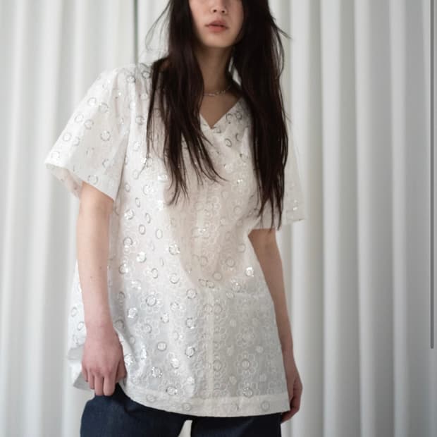 Teak ㅣ 화이트 스팽글 블라우스 WHITE SPANGLE BLOUSE
