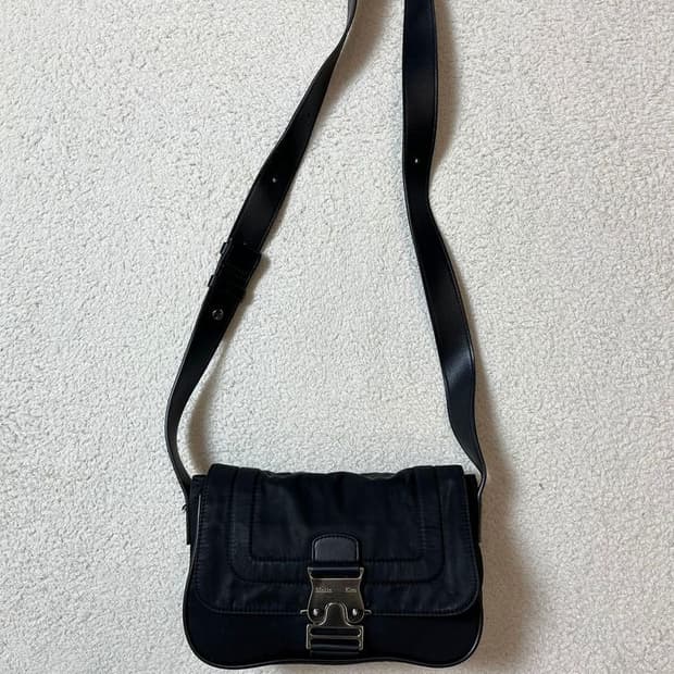 마뗑킴 23FW 포코노 크리스피 미니 버클백 A1745