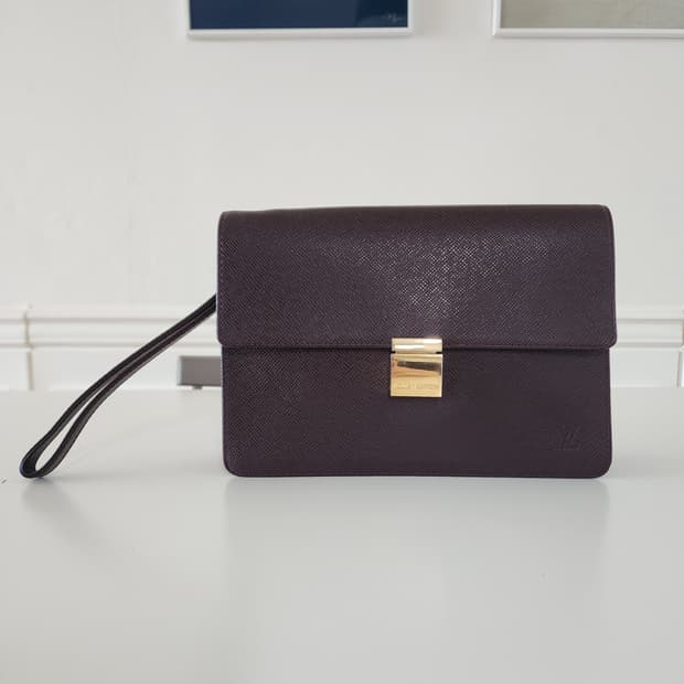 상태양호 루이비통 타이가 세렌가 클러치백 아카주 다크와인