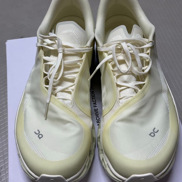 온러닝 파프2 시들링화이트 300 팝니다.