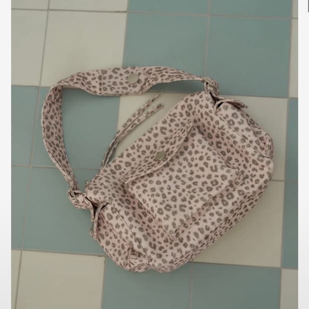 샤키리 포켓 핑크 레오파드 백