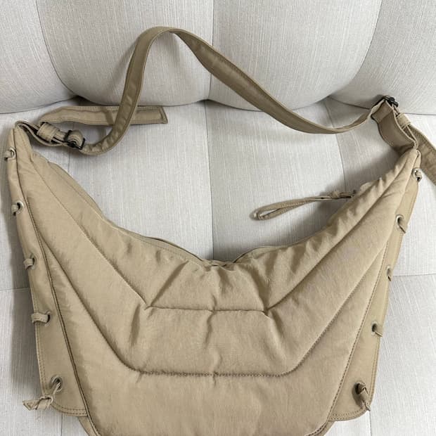 르메르 소프트게임백 베이지 미디움사이즈 팔아요