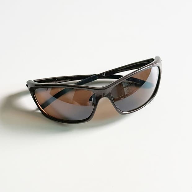 브라운 랩어라운드 스퀘어 스포티 빈티지 틴트 선글라스