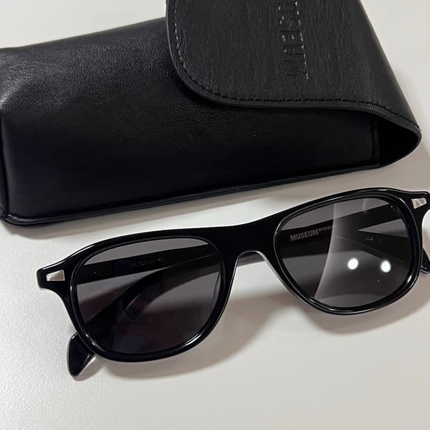 뮤지엄 선글라스 두번착용