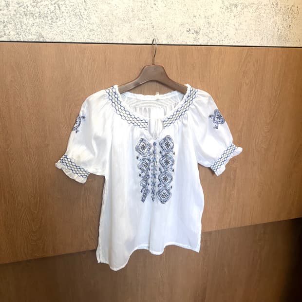빈티지 반팔 블라우스 보헤미안 자수 스모크 넥라인 디테일 루즈핏 화이트