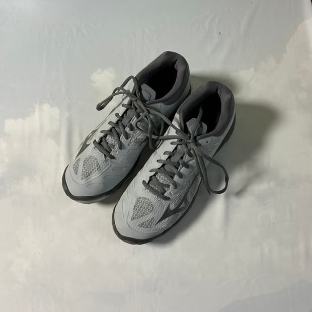Mizuno wave lightning z4 grey