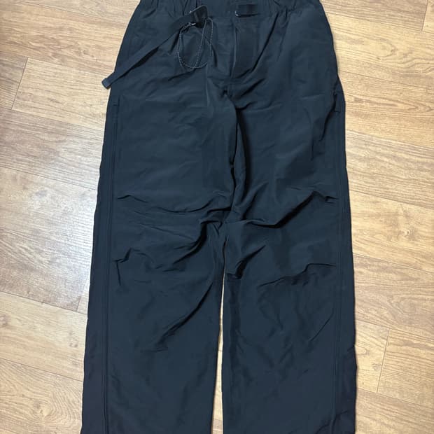 무신사스탠다드 시티레저NP 사이드 지퍼 파라슈트팬츠(31)