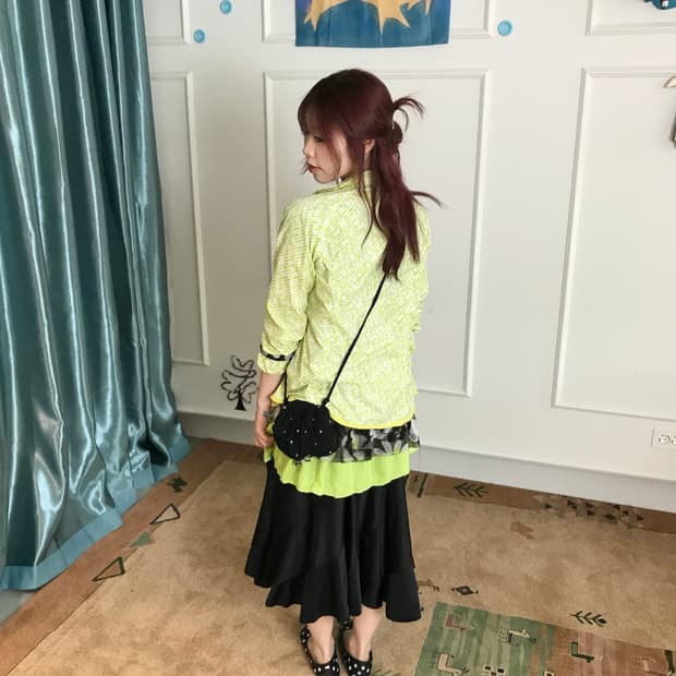 밑단에 살짝 드러나는 상큼한 네온 톤 이너가 통 통튀는 포인트~🍋🟩