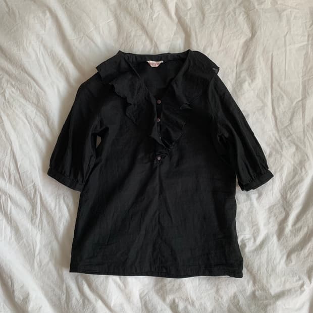 블랙 프릴 슬리브