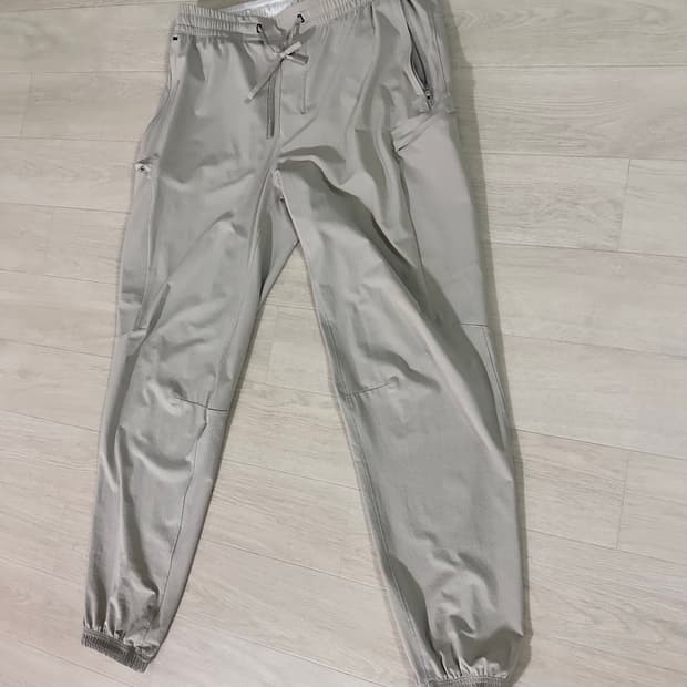 룰루레몬 라이선스 투 트레인 카고 조거 사이즈S 입니다