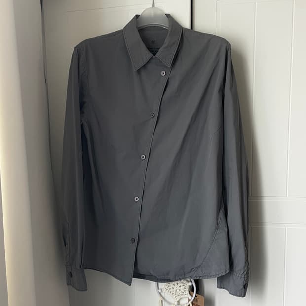 누마레 EE 가먼트다잉 커브드 셔츠 차콜