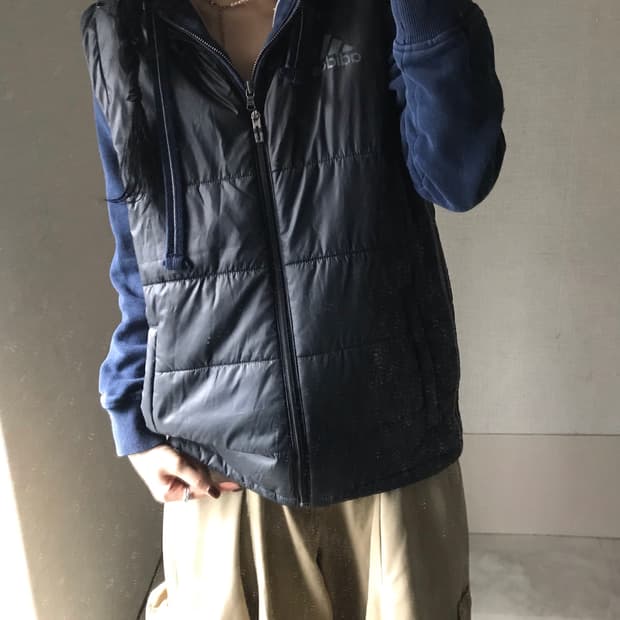 아디다스 블랙 그레이 패딩조끼