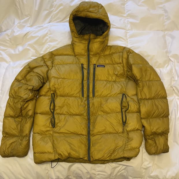 파타고니아 멘즈 피츠 로이 후디 경량패딩 캐빈 골드