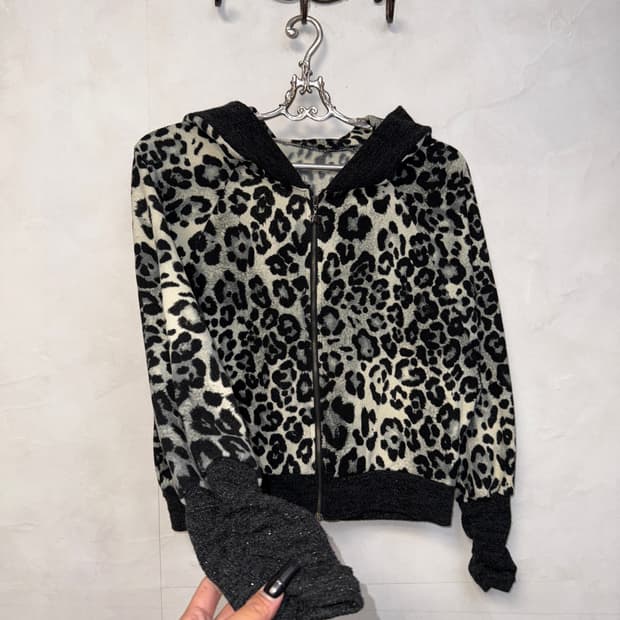 Gray leopard shirring warmer hood zipup