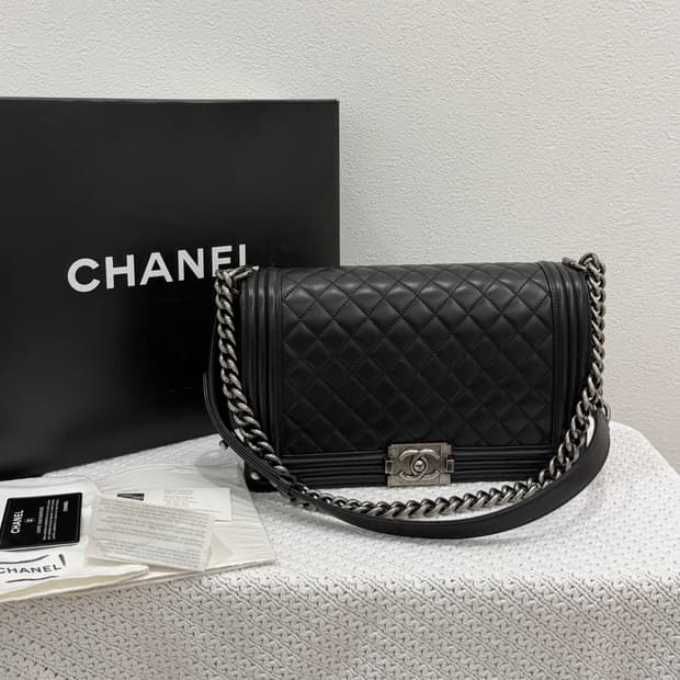 샤넬 보이백 라지 (뉴미듐) 블랙 은장 풀박스 19번대