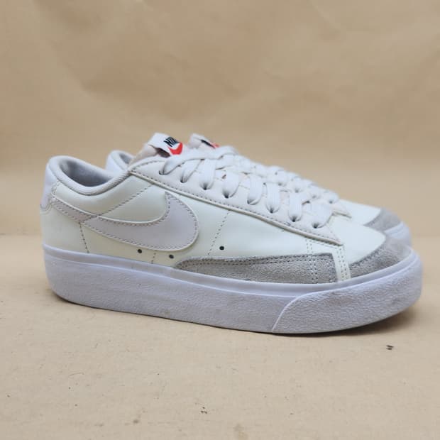 나이키 블레이저 로우 플랫폼 스니커즈250