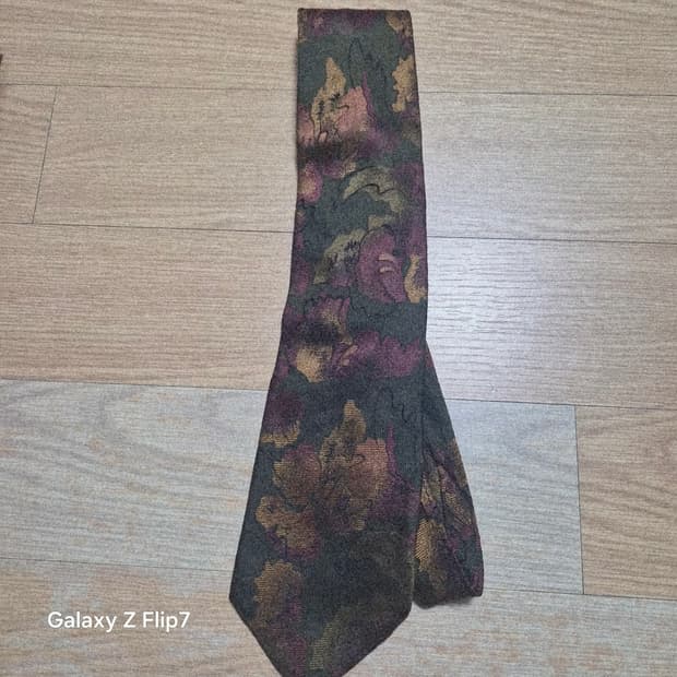 발렌시아가 넥타이