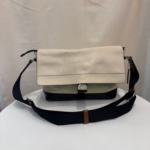 정품 코치 버클 크로스백    