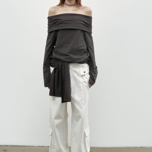 세릭 오프숄더 차콜 