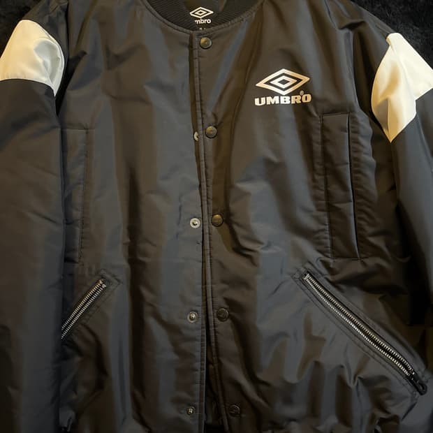 엄브로 아카이브 클럽 베이직 바시티 패딩자켓 판매합니다