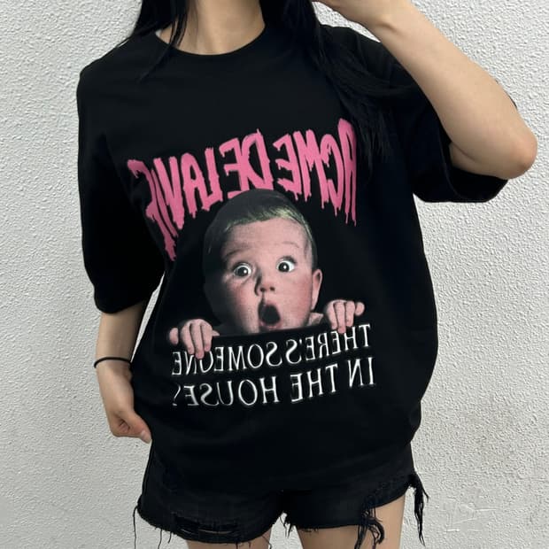 아크메드라비 놀라는 소년 블랙 반팔 1
