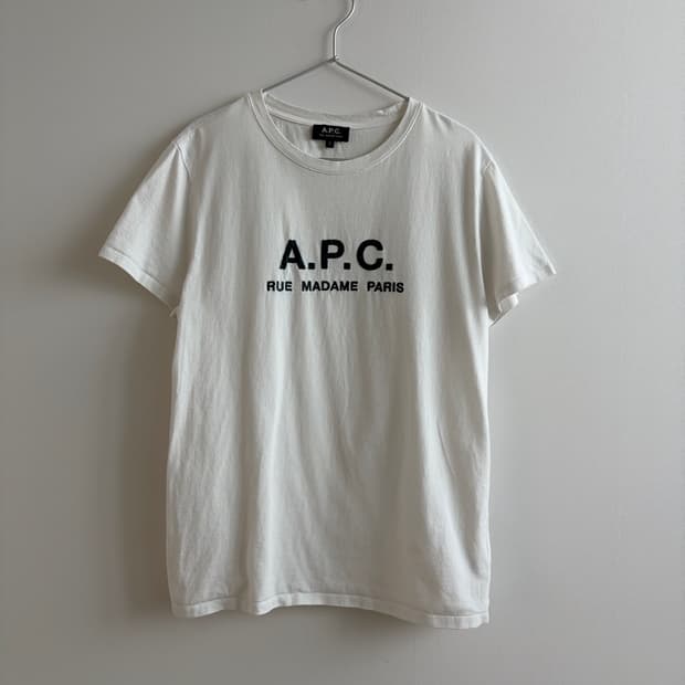 A.P.C. 로고 반팔 티셔츠 화이트