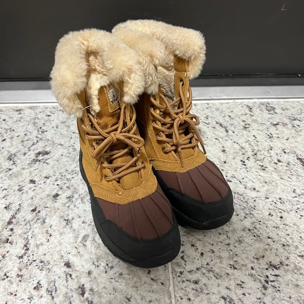 새상품) UGG Lesley Hi 여성 방한 부츠 230mm