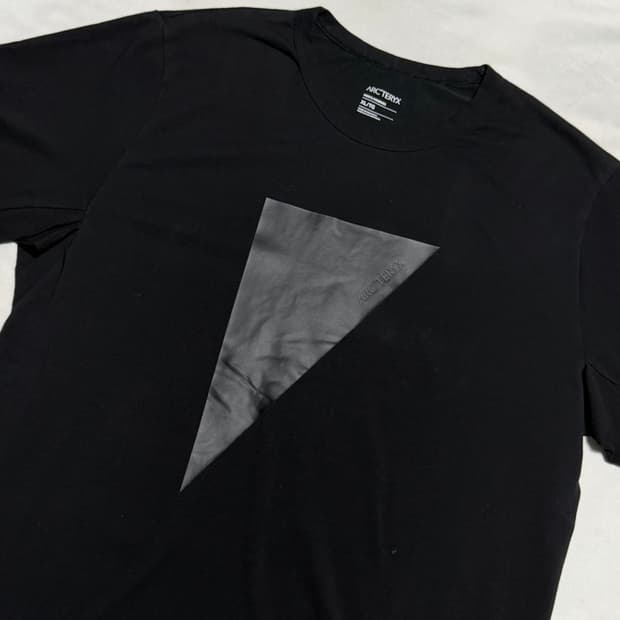 XL 아크테릭스 캡티브 아크로포스트로피 워드 반팔티