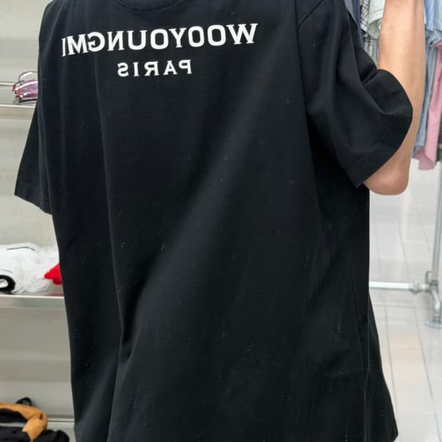 우영미 파리 백로고 블랙 반팔 티셔츠