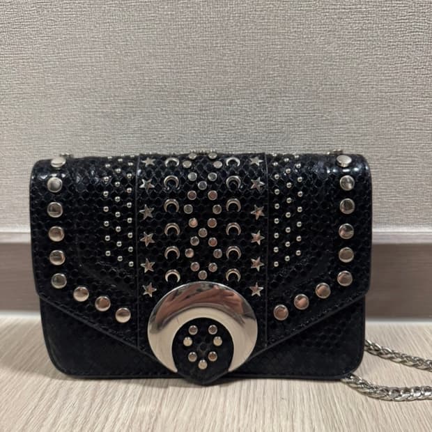 ZARA 블랙 미니 체인 크로스백 입니다