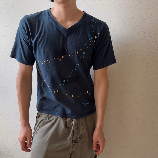 Space dot V neck tee