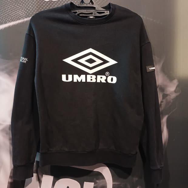 엄브로 빅로고 맨투맨