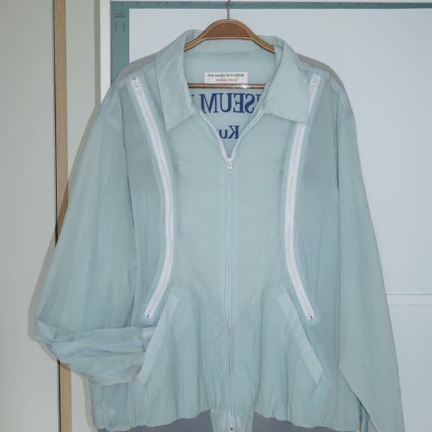 더뮤지엄비지터 바람막이