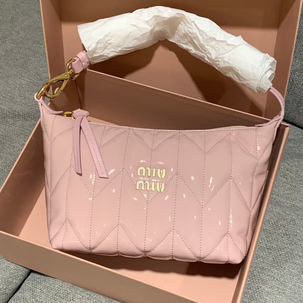 미우미우 스피릿 마테라쎄 페이던트 호보백 앨러배스터 핑크 5ne841