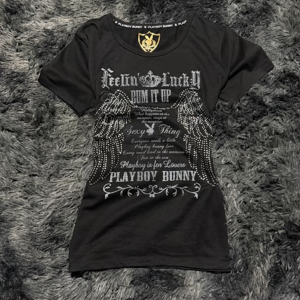 플레이보이 비즈 날개 & 고딕레터링 반팔