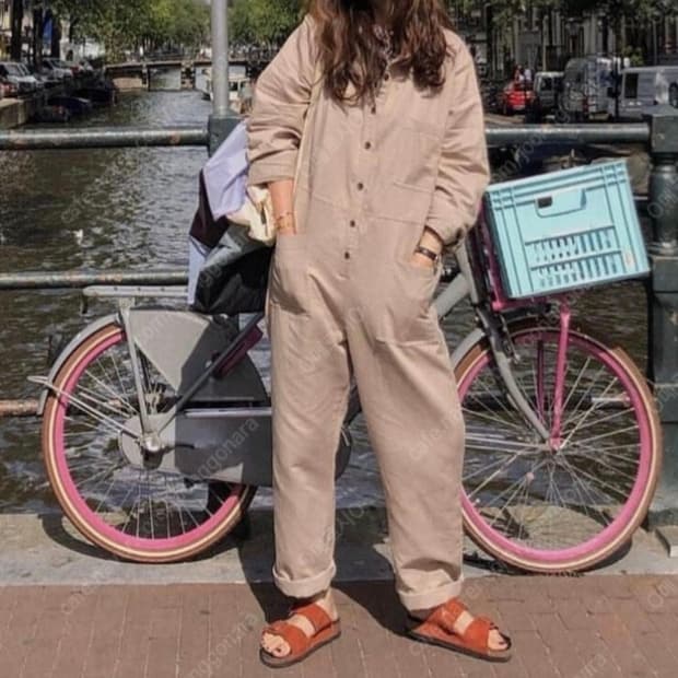 율하네 점프수트