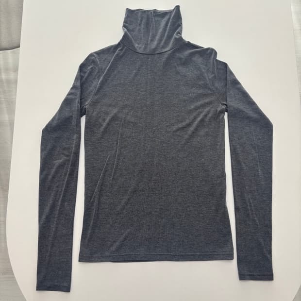 블랙업 회색 목폴라 티셔츠