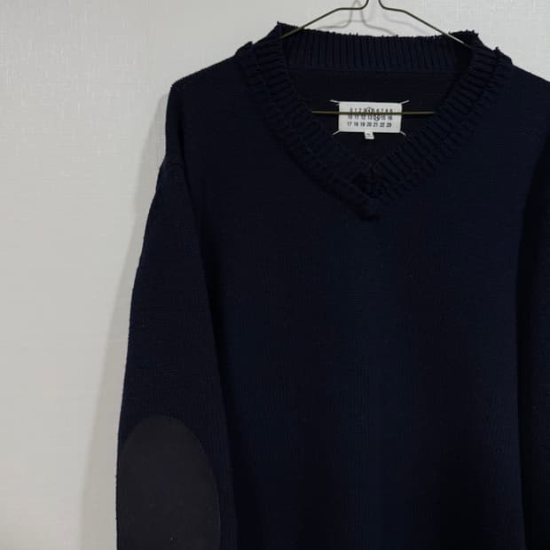 마르지엘라 엘보우 패치 더블 레이어드 로우컷 니트