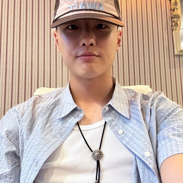 알렉스 조노 x 우즈 뉴 패스 어웨이트 트러커 햇 베이지