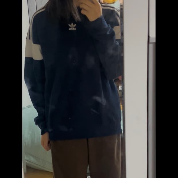 아디다스클래식 커트라인 트루 스웨트 셔츠