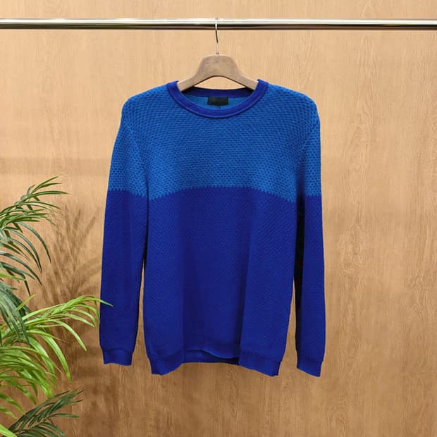 타임 라운드넥 니트 투톤 배색 와플 조직 텍스쳐 디테일 레귤러핏 블루