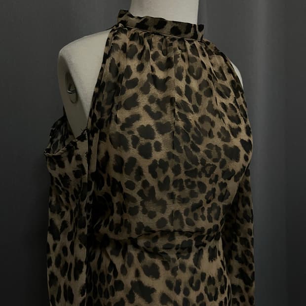 레오파드 숄터넥 블라우스