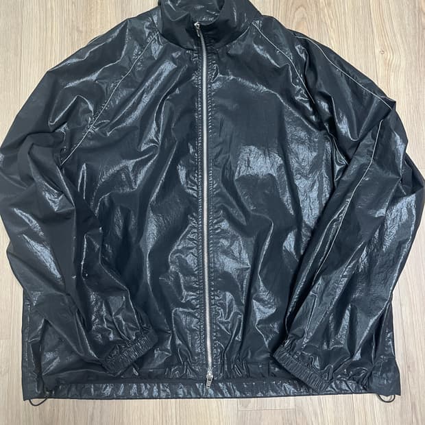 마뗑킴 로고 코팅 블랙 점퍼