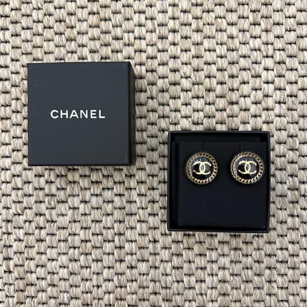 샤넬 CC 버튼 이어링 귀걸이