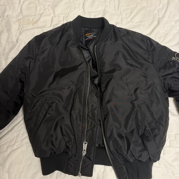 알파인더스트릿 봄버